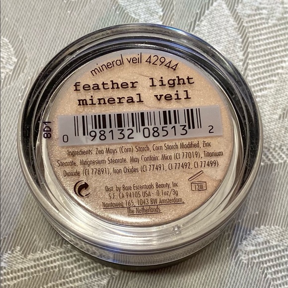 Bare essentials Feather Light Mineral Veil - Picture 3 of 5